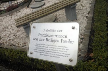 Sturmtief "Dirk" knickt Baum auf dem Eupener Friedhof um