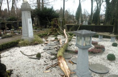 Sturmtief "Dirk" knickt Baum auf dem Eupener Friedhof um