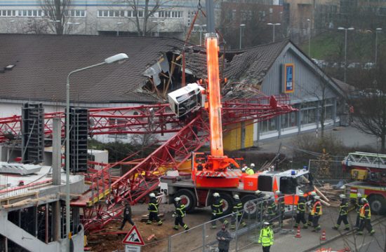 Baukran stürzt auf Supermarkt - eine Tote