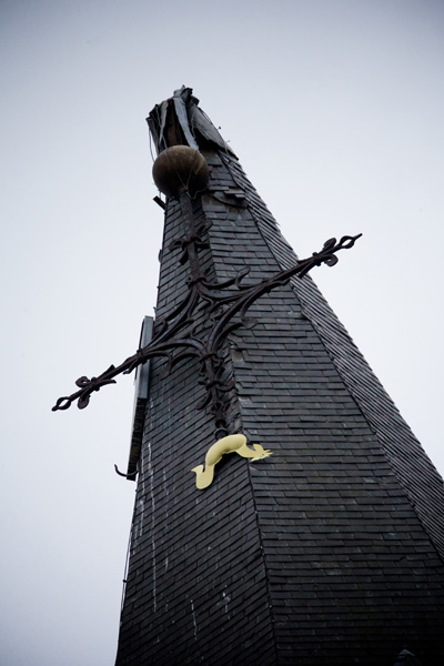 Sturmtief "Dirk" knickt Kirchturmspitze von Sint-Coleta ab