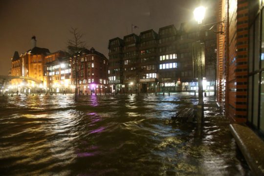 Orkantief "Xaver" fegt über Deutschland: Der Hamburger Fischmarkt wurde überschwemmt