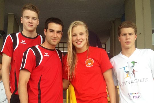 Matthias Huppertz (li) und Matthias Müller (re) mit Trainer Dirk Neuberg und Olympiasiegerin Meilutyte Ruta aus Litauen