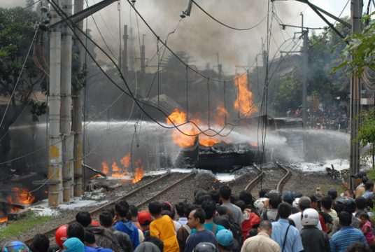 Zug rast in Lastwagen: Mindestens sieben Tote in Jakarta