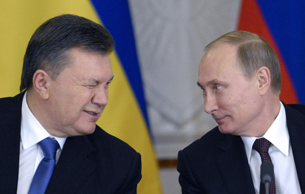 Viktor Janukowitsch und Wladimir Putin bei der Unterzeichnung der Vereinbarung