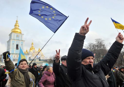 Auf dem Michaelsplatz in Kiew, 30.11: Regierungsgegner schwenken EU-Fahnen und fordern den Rücktritt von Präsident Janukowitsch