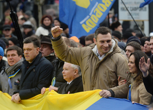 Oppositionsführer Oleg Tyagnybok, Jaroslaw Kaczynski und Vitaly Klitschko in Kiew (1.12.)