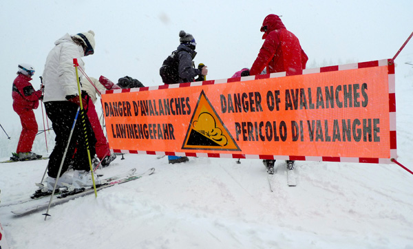 Lawinengefahr: Warnschild in Arâches-la-Frasse, Frankreich