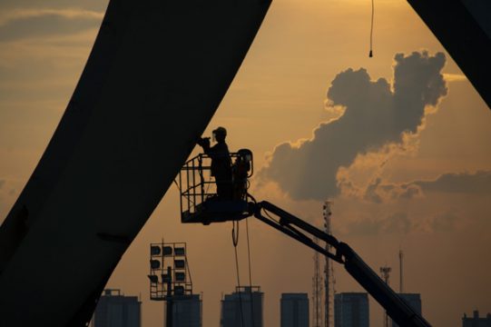 Brasilien steht vor einem Jahr der Herausforderungen (Bild: Arbeiter im Arena da Amazonia-Stadion in Manaus)