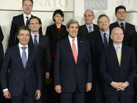 Nato-Außenminister-Treffen: US-Außenminister John Kerry (Mi), NATO-Generalsekretär Rasmussen li), der Außenminister von GB William Hague (re)