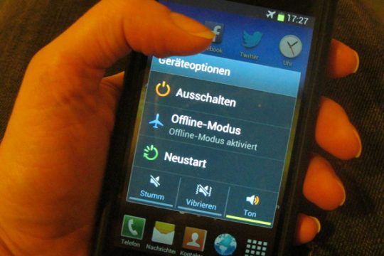 Im Flugmodus dürfen elektronische Geräte jetzt auch während Start und Landung anbleiben