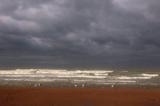 Dunkle Wolken über der belgischen Küste (Ostende, 21.1.2012)