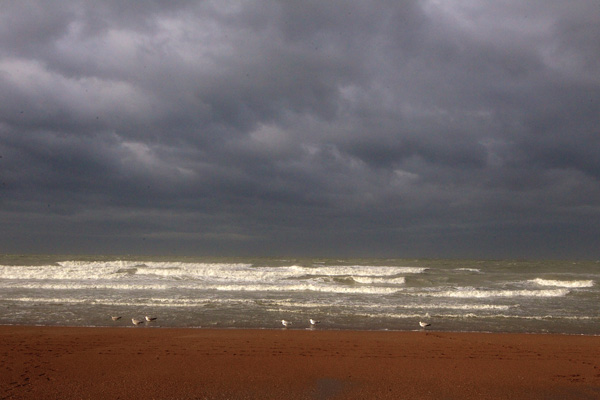 Dunkle Wolken über der belgischen Küste (Ostende, 21.1.2012)