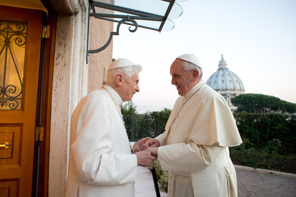 Papst Franziskus besucht seinen Vorgänger Benedikt XVI.