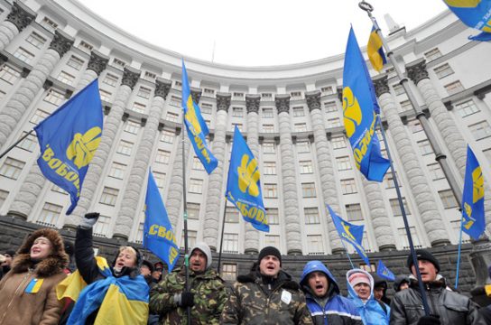 Proeuropäische Regierungsgegner blockieren den Eingang zum Parlament in Kiew