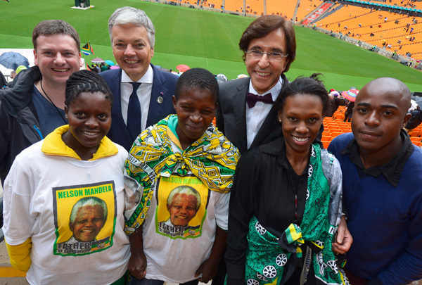 Didier Reynders und Elio Di Rupo mit Südafrikanern im FNB-Stadion