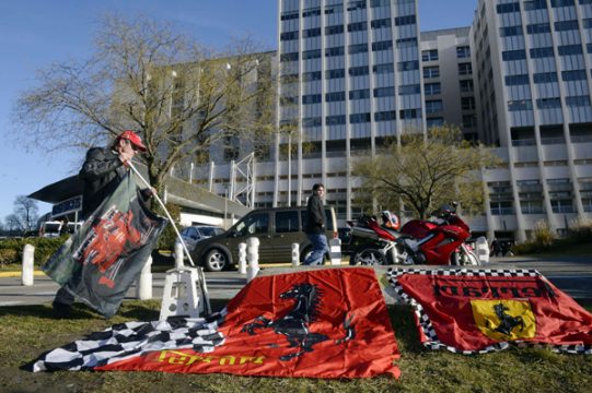 Schumi-Fans vor dem Krankenhaus in Grenoble