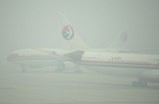 Smog-Alarm in Shanghai - Man sieht sogar die Flugzeuge kaum