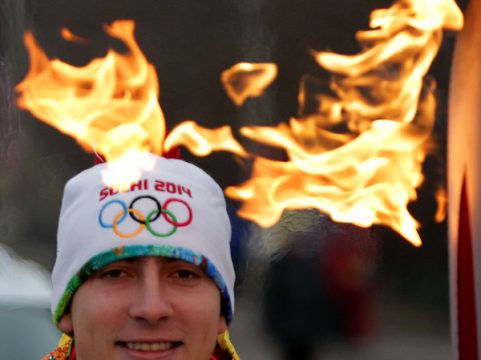Träger des Olypischen Feuers für die Winterspiele 2014 in Sotschi