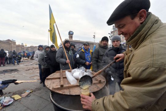 Freiwillige versorgen die Regierungsgegner auf dem Unabhängigkeitsplatz in Kiew mit Suppe