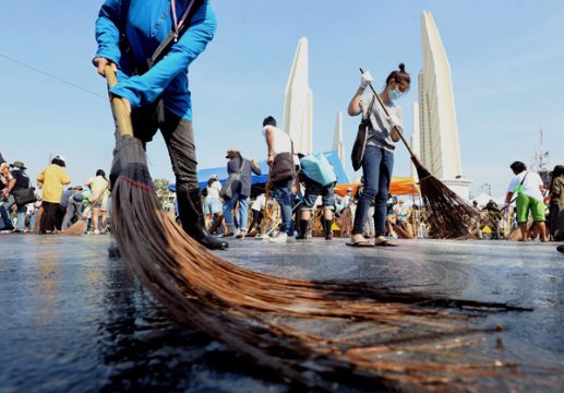 Zum Geburtstag von König Bhumibol legen die Regierungsgegner einen Tag Pause ein. Zuvor wurden die Straßen rund um das Demokratie-Denkmal in Bankgkok gesäubert