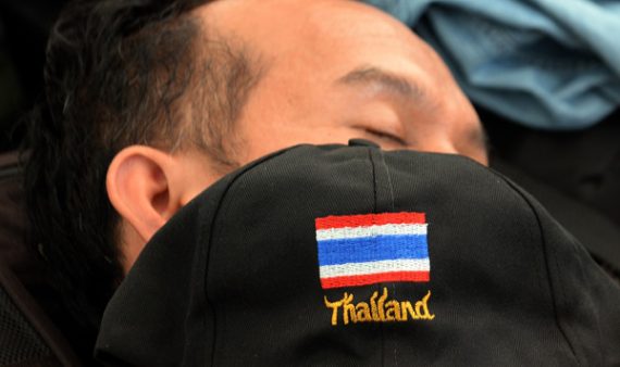 Regierungsgegner schläft in der Nähe des Demokratie-Mahnmals in Bangkok