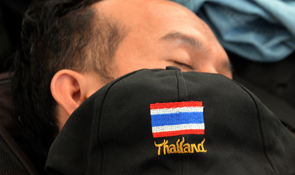 Regierungsgegner schläft in der Nähe des Demokratie-Mahnmals in Bangkok