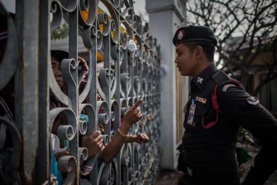 Vor dem Regierungssitz in Bangkok: Thailändische Regierungsgegner diskutieren mit einem Polizisten