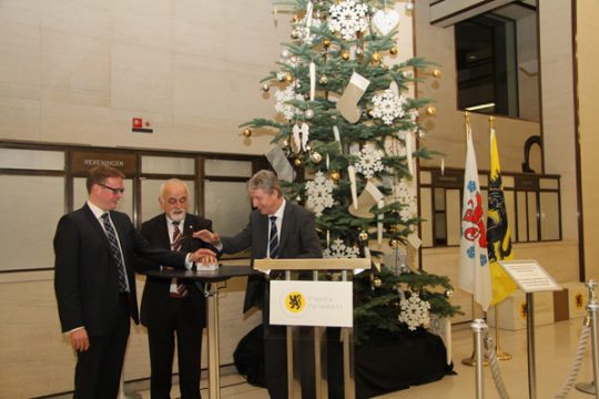 DG schenkt Flämischen Parlament einen Weihnachtsbaum