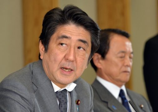 Ministerpräsident Shinzo Abe mit Finanzminister Taro Aso (r.)