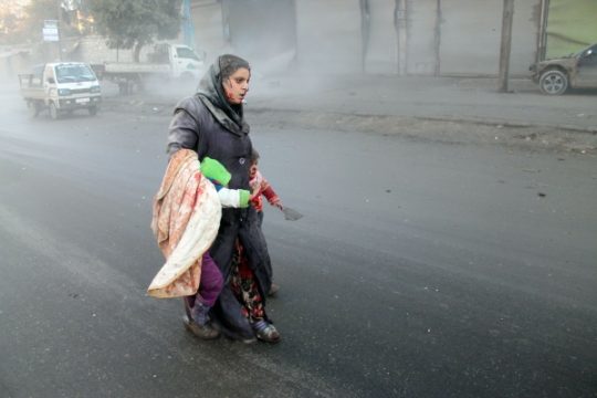 Verletzte Syrerin mit ihren Kindern in Aleppo