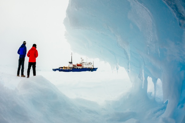 Das Forschungsschiff "MV Akademik Shokalskiy" steckt immer noch im Eis fest