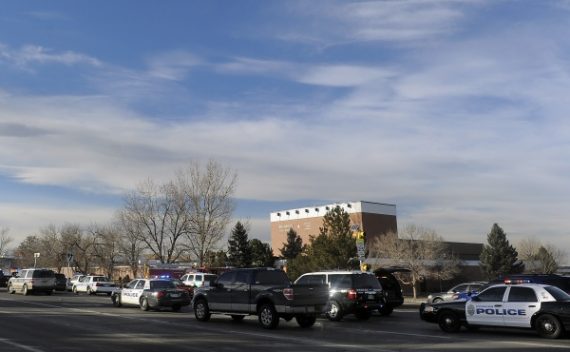 Polizei und Rettungskräfte vor der Arapahoe High School in Centennial