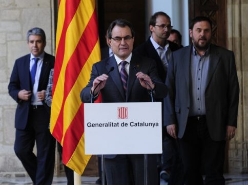 Kataloniens Ministerpräsident Artur Mas (M.)