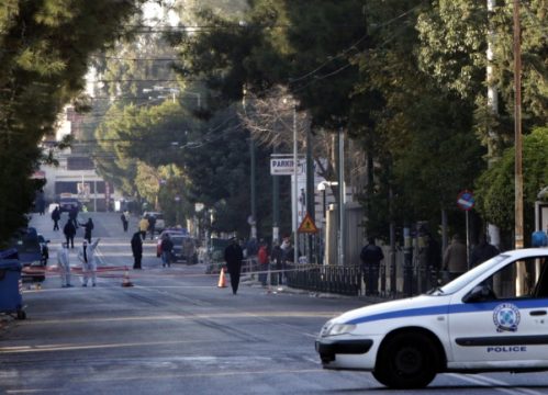 Polizisten suchen nach Indizien vor der Residenz des deutschen Botschafters in Athen