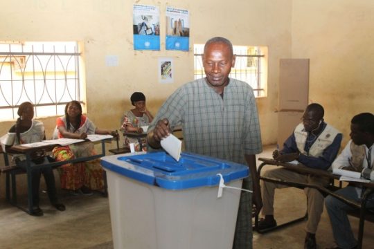 Mann gibt seine Stimme in einem Wahlbüro in Bamako ab