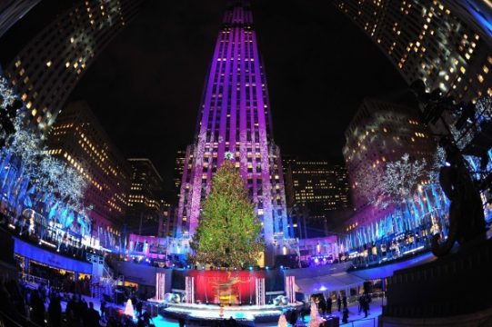 Lichter am Weihnachtsbaum vor dem Rockefeller Center angezündet
