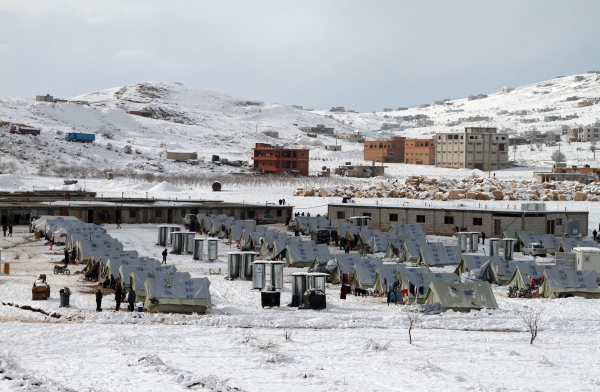 Eingeschneites syrisches Flüchtlingscamp in der Stadt Arsal in der libanesischen Bekaa-Ebene