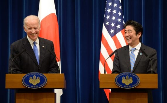 US-Vizepräsident Joe Biden und der japanische Ministerpräsident Shinzo Abe in Tokio
