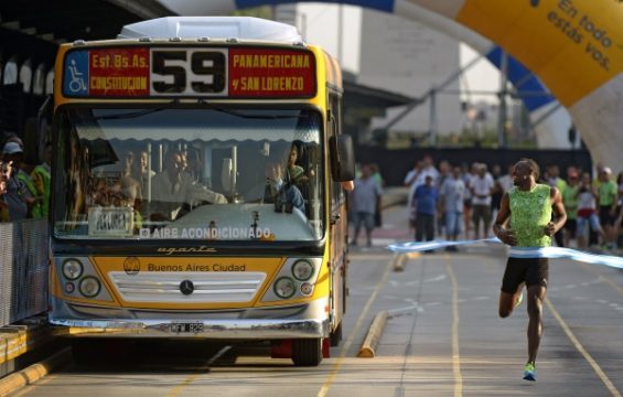 Usain Bolt gewinnt Wettlauf gegen Bus in Buenos Aires