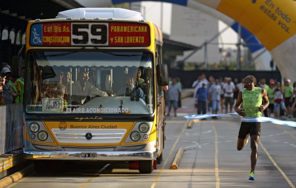 Usain Bolt gewinnt Wettlauf gegen Bus in Buenos Aires