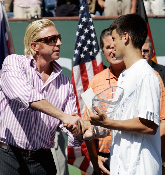 Boris Becker überreicht Novak Djokovic die Trophäe des zweiten Platzes im Pacific Life Open Tennis-Turnier in Indian Wells, Kalifornien (18.3.2007)