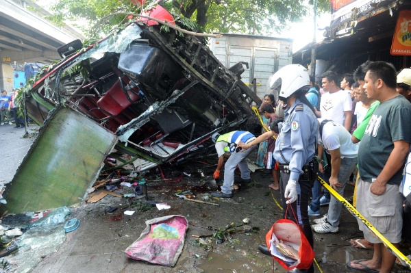 Polizei und Schaulustige neben dem auf den Philippinen verunglückten Bus