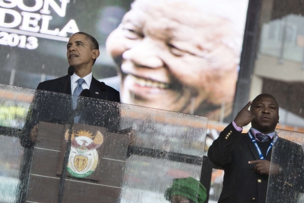 Barack Obama und der angebliche Gebärdensprachdolmetscher Thamsanqa Jantjie (r.)