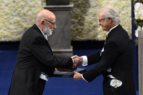 François Englert erhält den Physik-Nobelpreis von Schwedens König Karl-Gustav