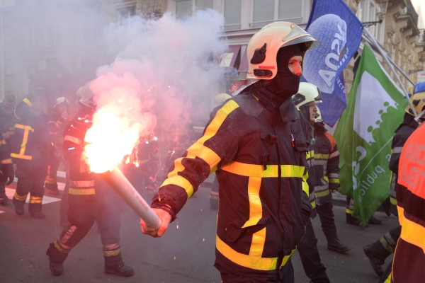 Wütende Feuerwehrleute protestieren in Brüssel