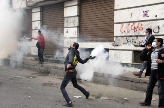 Auch die Anhäqnger der islamistischen Muslimbrüder setzen in Kairo Trâengas ein
