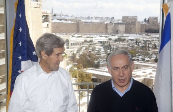 John Kerry und Benjamin Netanjahu - das verschneite Jerusalem im Hintergrund