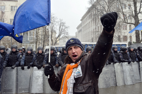 Pro-europäische Demonstranten harren auf dem Maidan-Platz aus