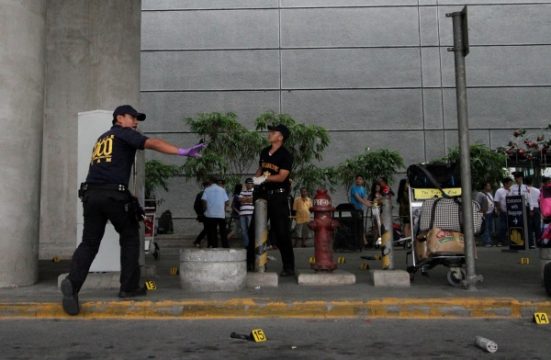 Polizisten untersuchen den Tatort am Flughafen von Manila