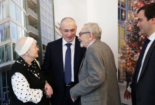 Michail Chodorkowski (M.) mit seinen Eltern Marina und Boris Khodorkovsky und seinem Sohn Pavel